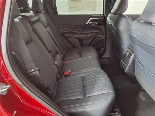 Used 2025 Mitsubishi Outlander SEL image 11