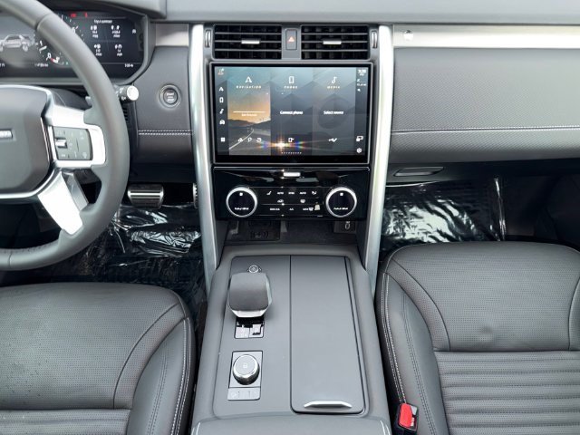 Certified 2026 Land Rover Discovery Limited Edition AWD/4WD image 15