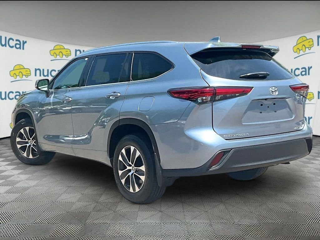 Certified 2021 Toyota Highlander XLE AWD/4WD image 4