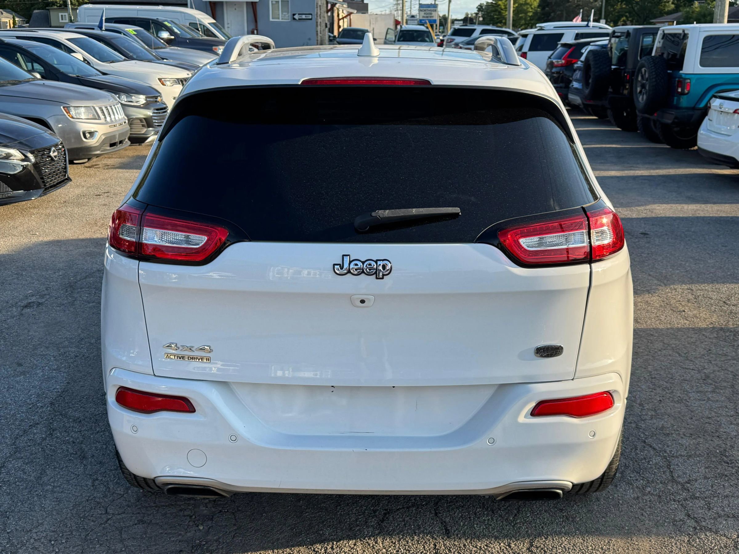 Used 2017 Jeep Cherokee Overland w/ Technology Group image 4