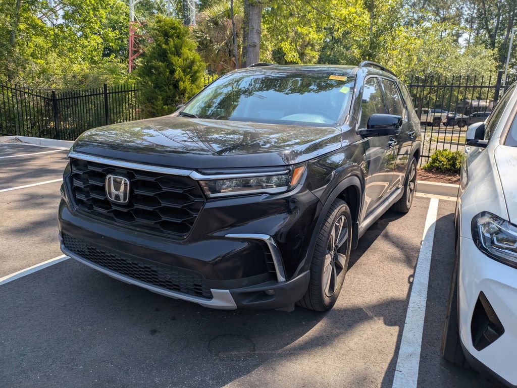Used 2025 Honda Pilot Touring image 3
