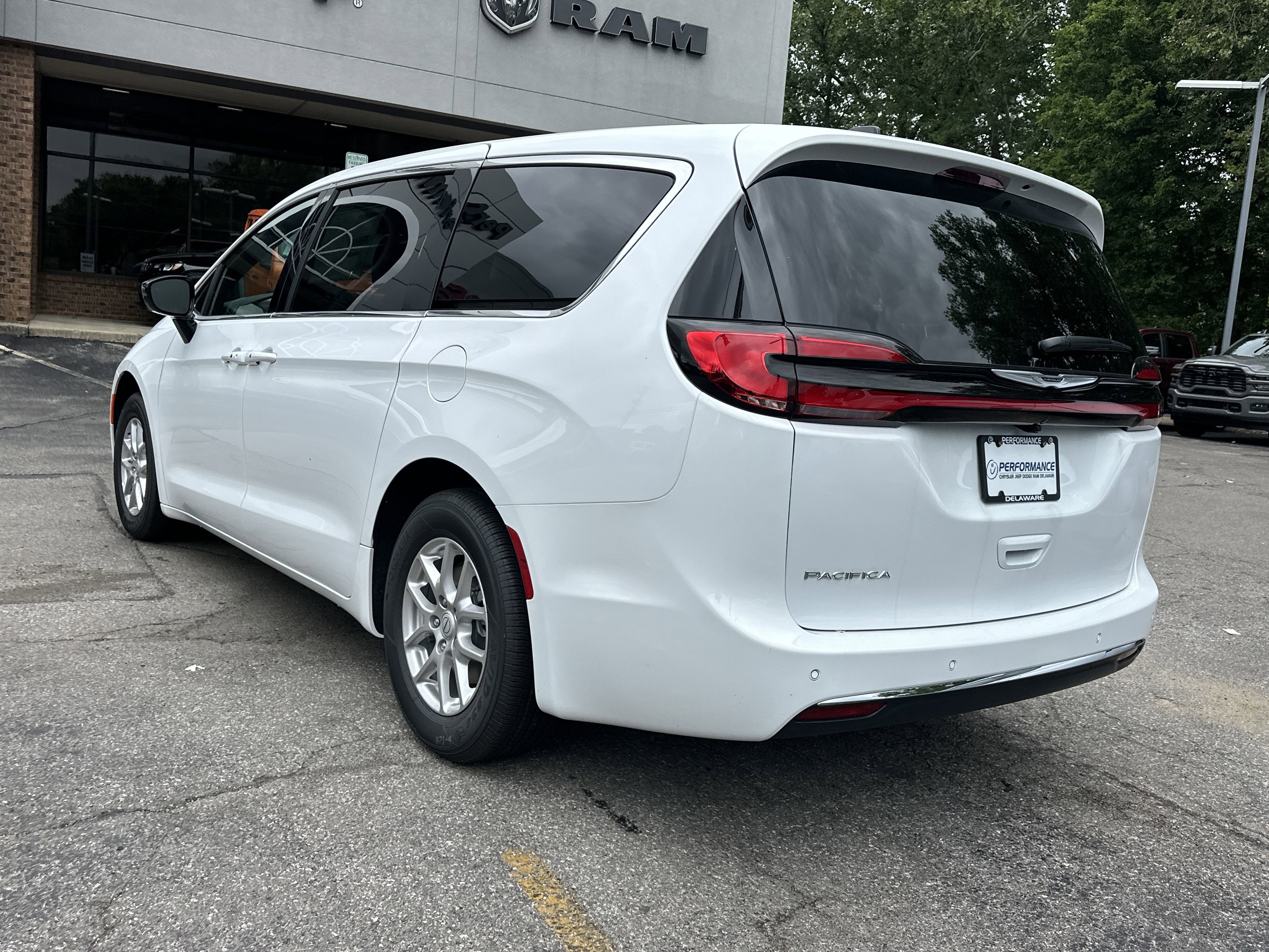 New 2026 Chrysler Pacifica Select image 27