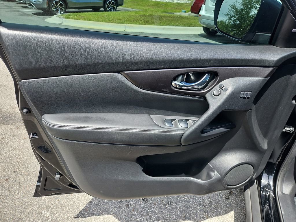 Used 2019 Nissan Rogue SV w/ Premium Package image 19