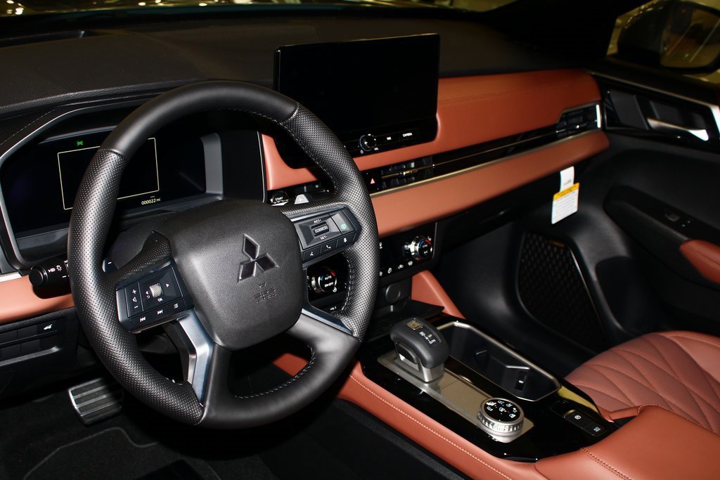 New 2026 Mitsubishi Outlander SEL image 3