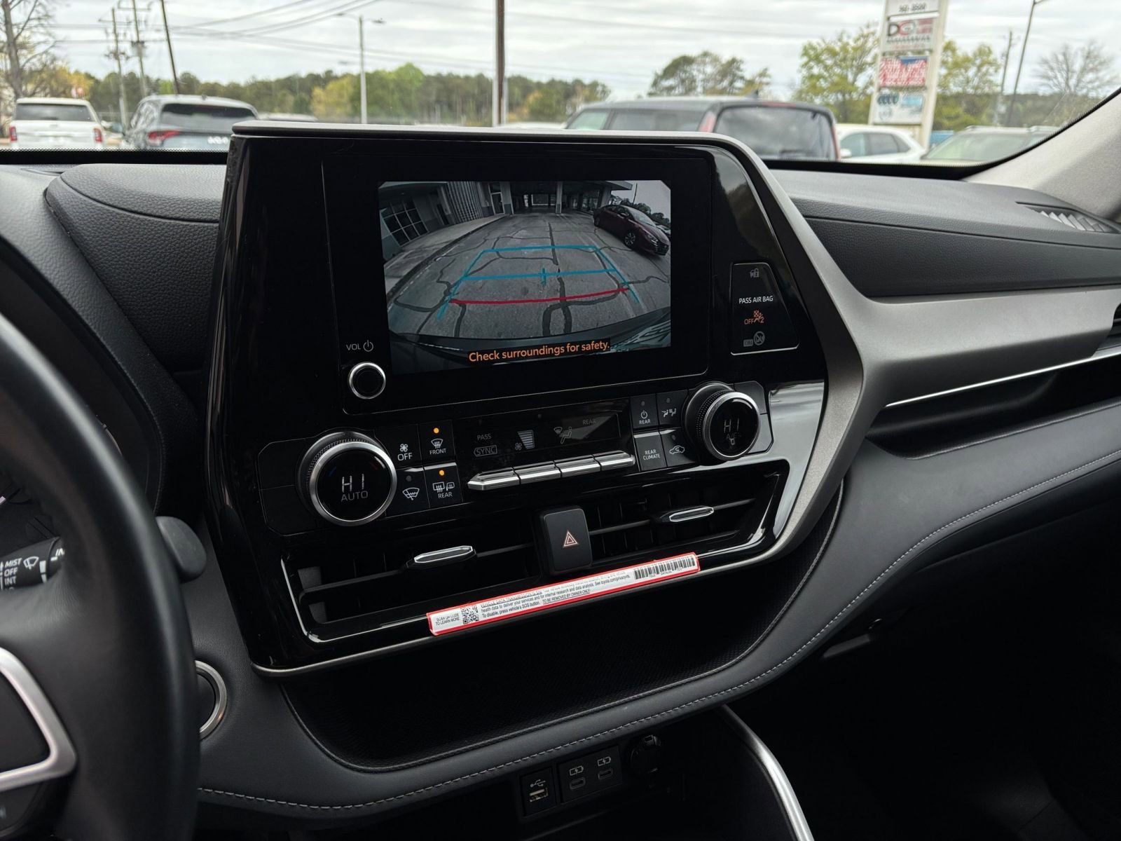 Used 2025 Toyota Highlander LE image 31