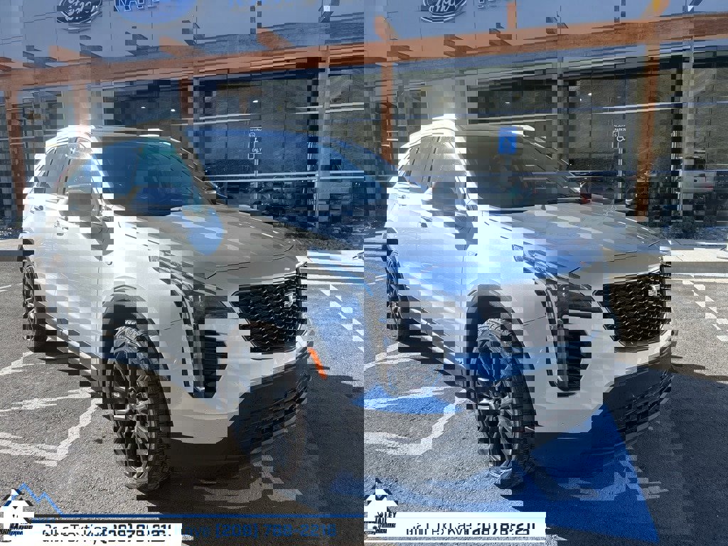 Used 2022 Cadillac XT4 Luxury w/ Cold Weather Package image 9