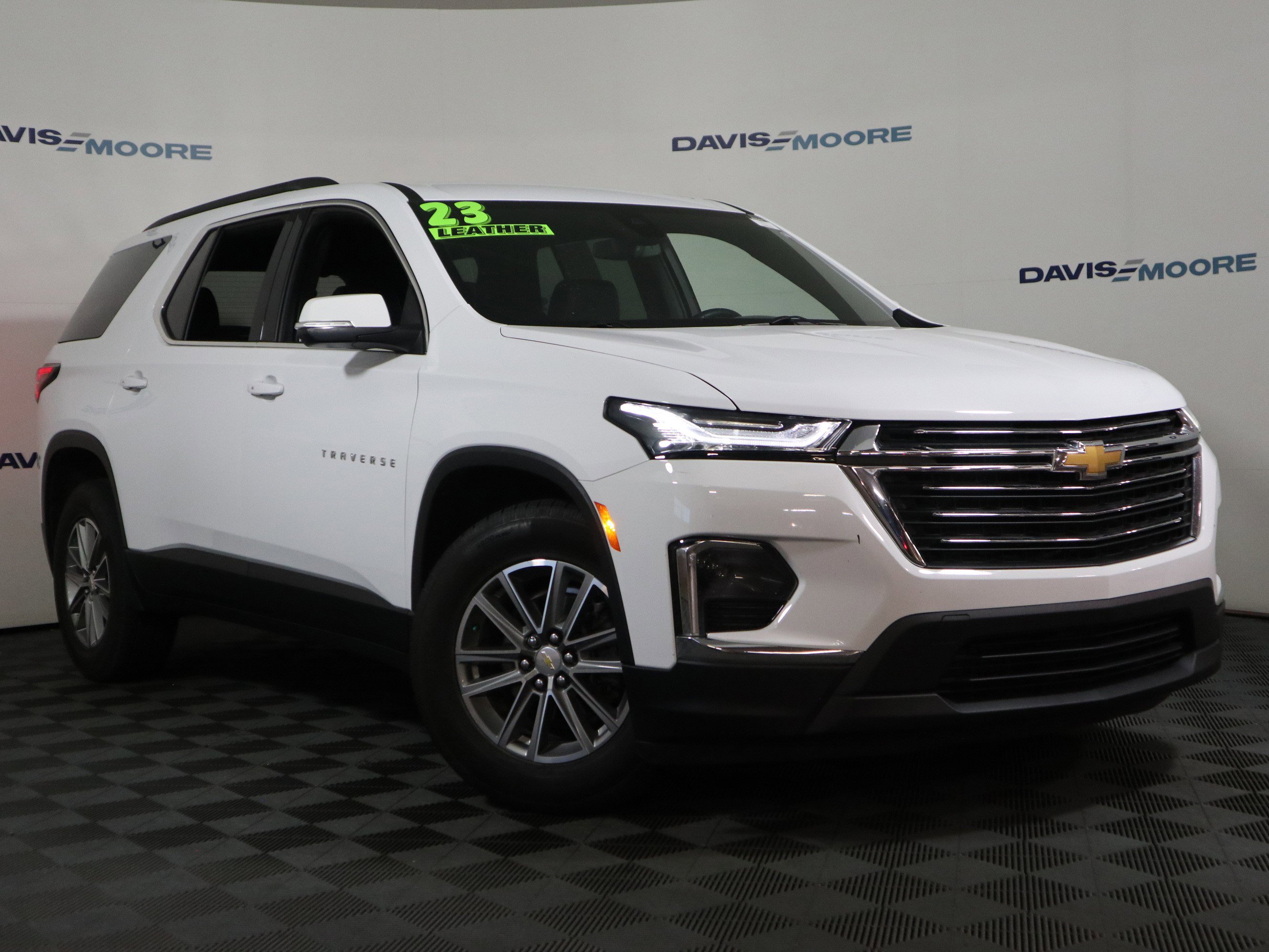 Used 2023 Chevrolet Traverse LT FWD image 2