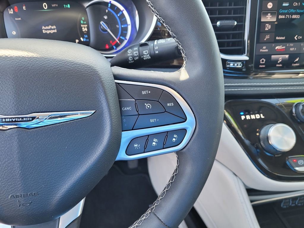 Used 2023 Chrysler Pacifica Limited FWD image 23