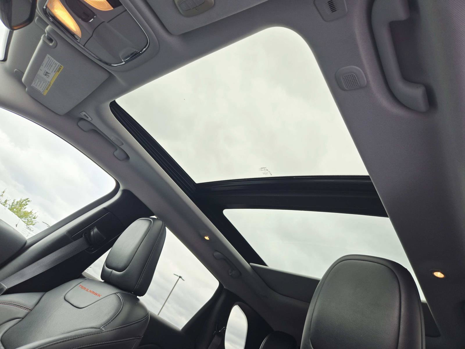 Used 2019 Jeep Cherokee Trailhawk AWD/4WD image 10