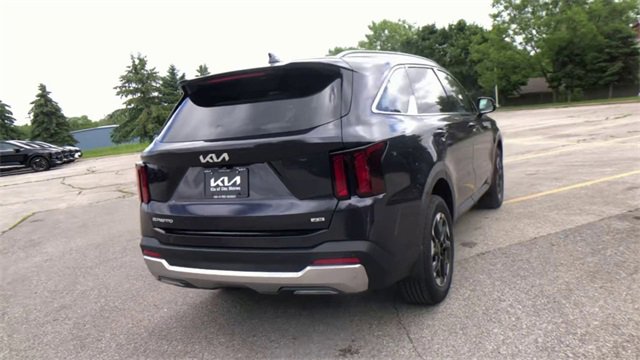New 2025 Kia Sorento S image 2