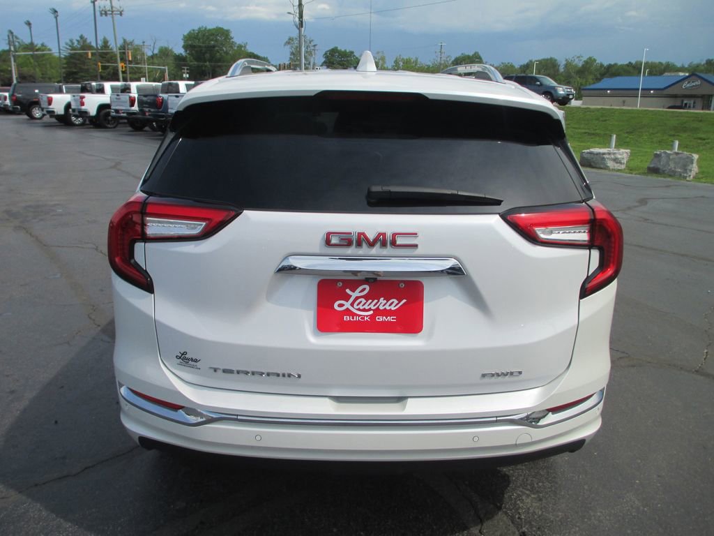 Used 2024 GMC Terrain Denali w/ Denali Premium Package AWD/4WD image 7