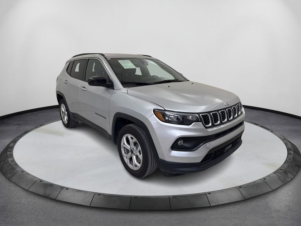 Used 2025 Jeep Compass Latitude image 3