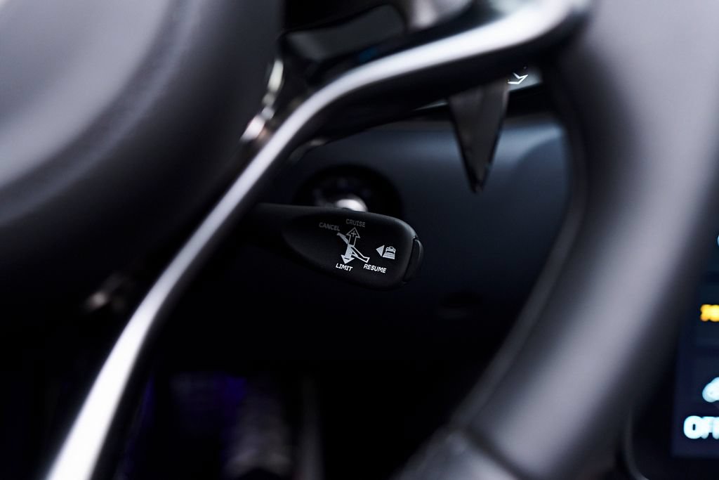 Used 2025 McLaren Artura Spider RWD image 28