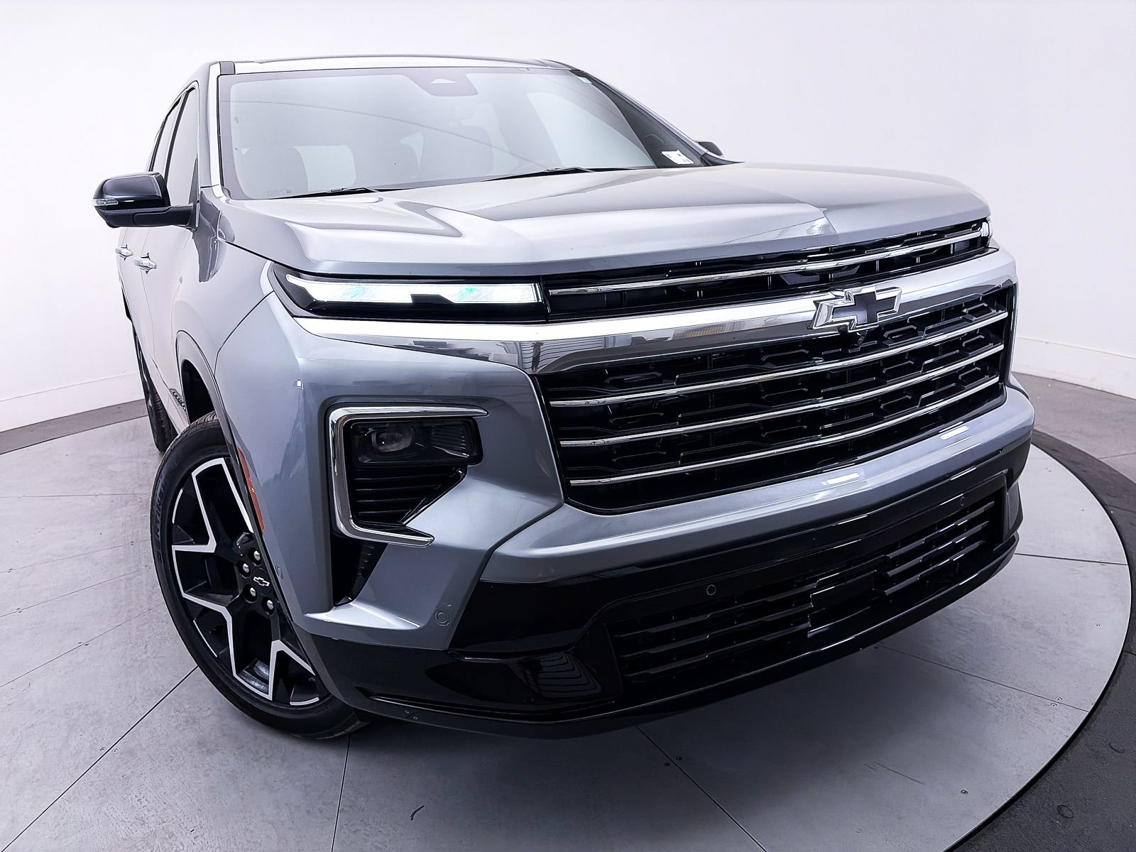 Used 2025 Chevrolet Traverse High Country FWD image 9