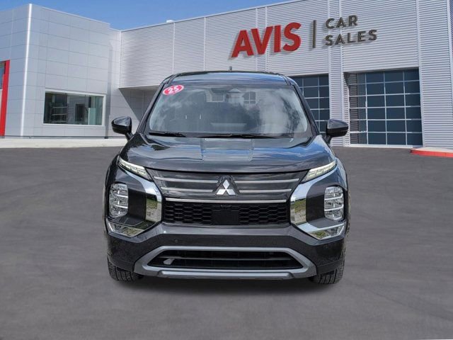 Used 2025 Mitsubishi Outlander SE FWD image 2