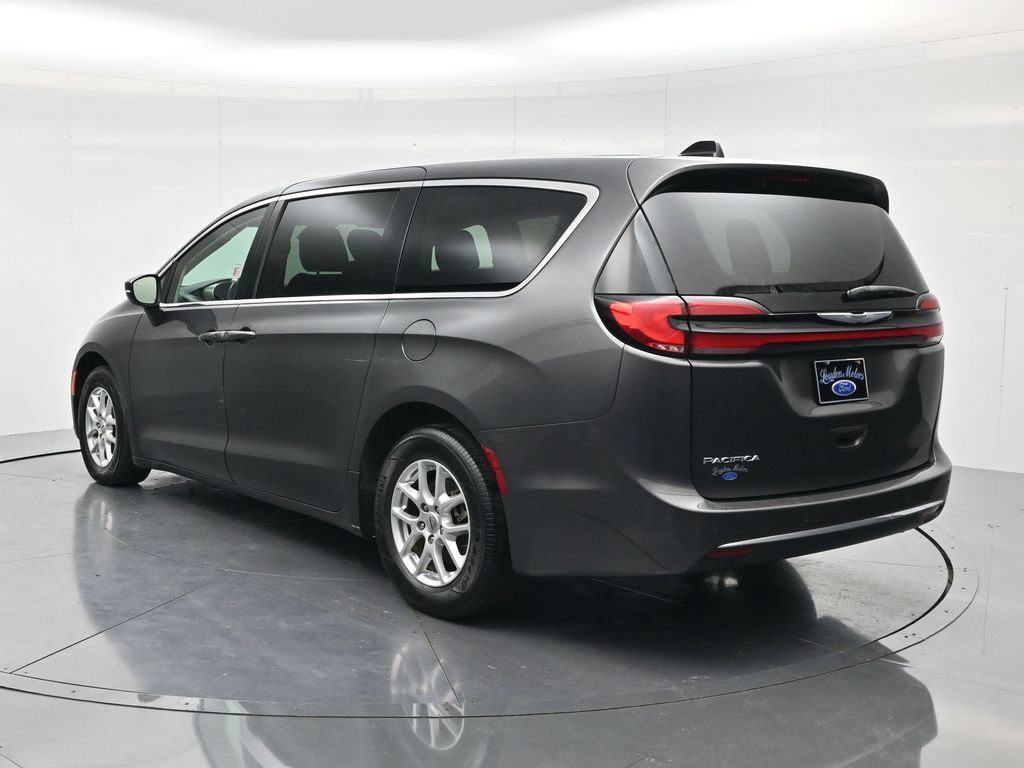 Used 2023 Chrysler Pacifica Touring-L FWD image 7