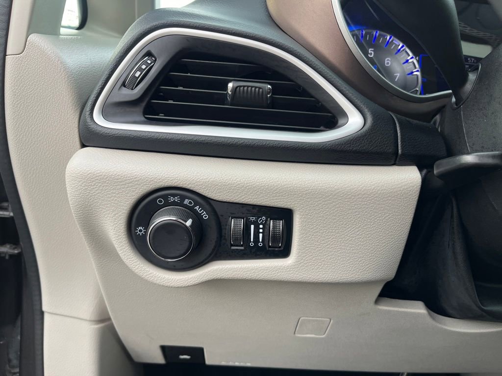 Used 2023 Chrysler Voyager LX image 17