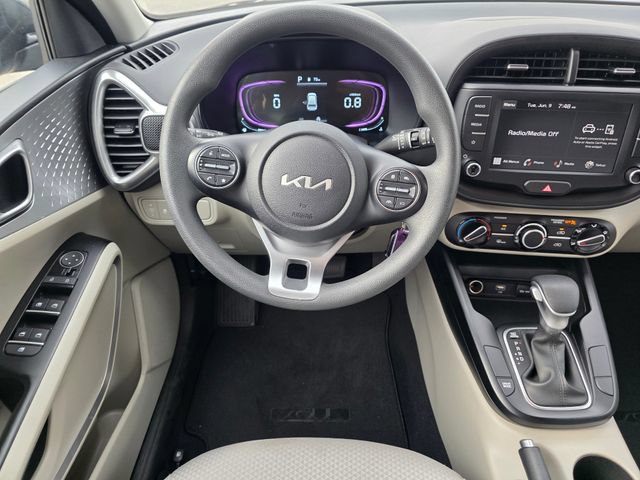 Certified 2025 Kia Soul LX w/ LX Technology Package FWD image 15