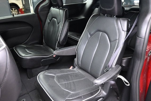 Used 2025 Chrysler Pacifica Limited FWD image 14