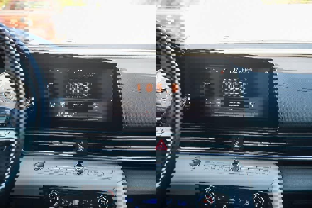 Used 2021 Hyundai Elantra Limited image 13