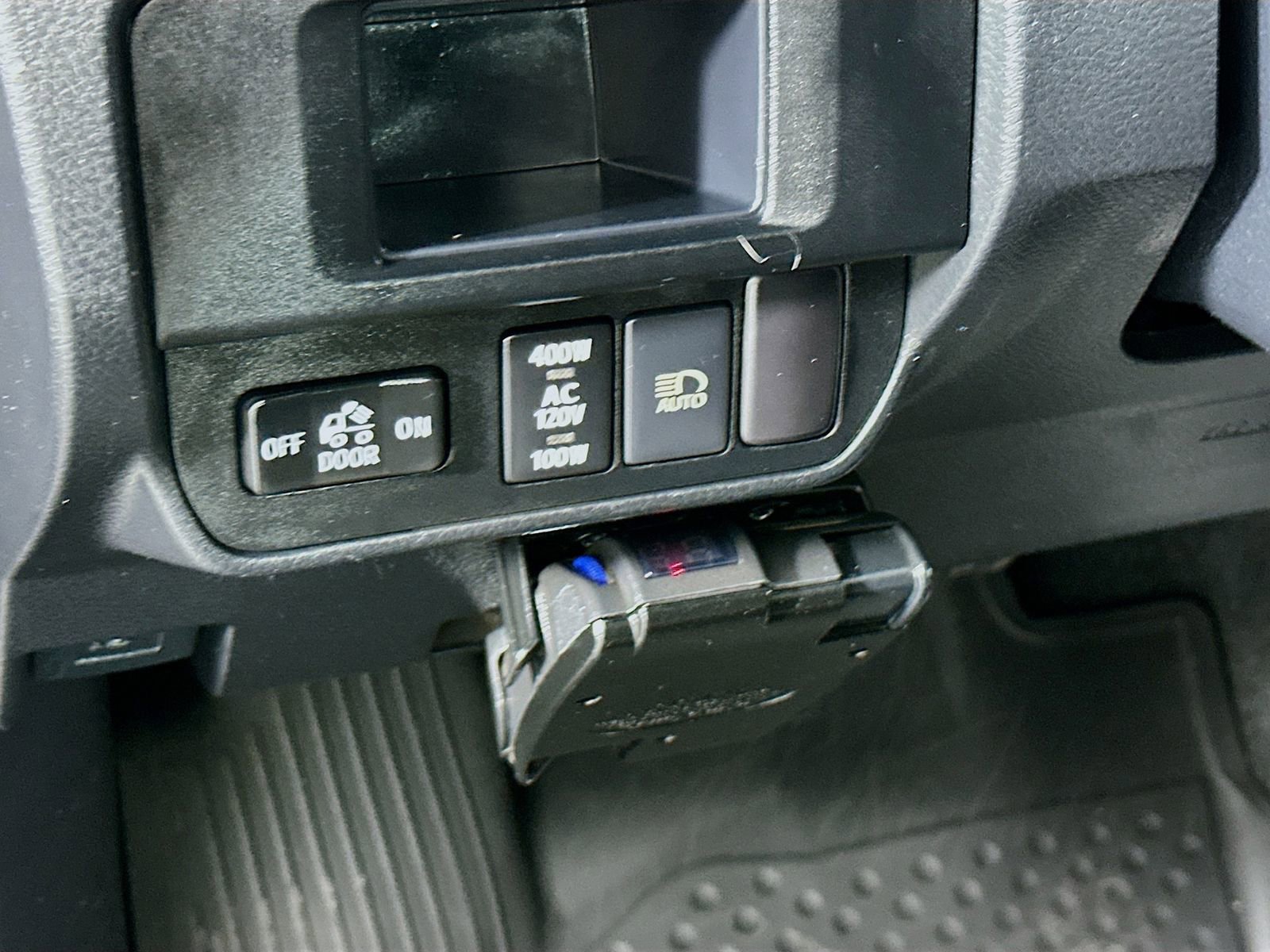 Used 2018 Toyota Tacoma TRD Sport AWD/4WD image 10