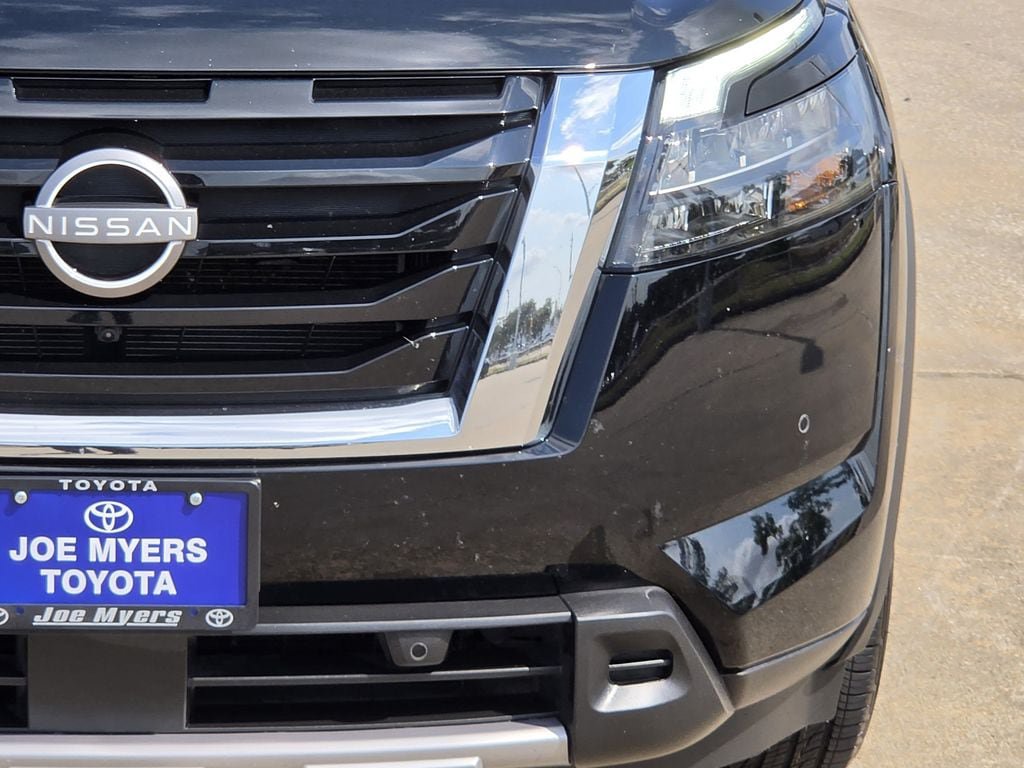 Used 2025 Nissan Pathfinder SL FWD image 4