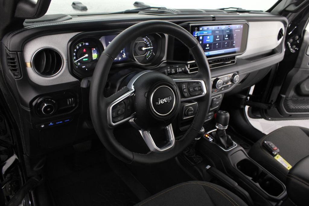 Used 2025 Jeep Wrangler Unlimited Sahara AWD/4WD image 8
