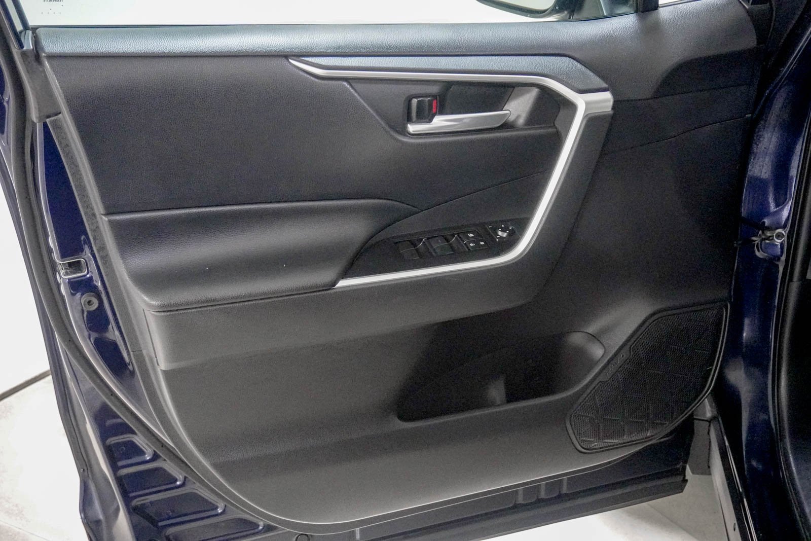 Used 2021 Toyota RAV4 XLE w/ XLE Grade Weather Package image 16