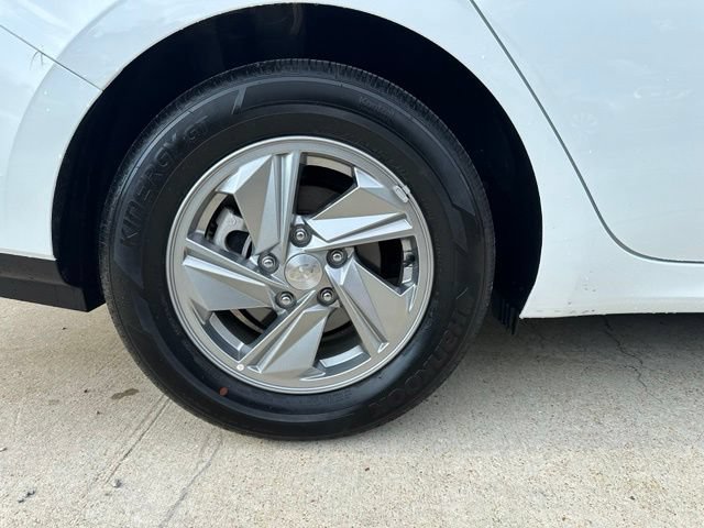Used 2026 Hyundai Elantra SE FWD image 3