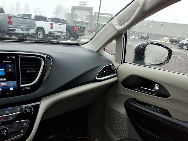 Used 2023 Chrysler Pacifica Touring-L FWD image 20