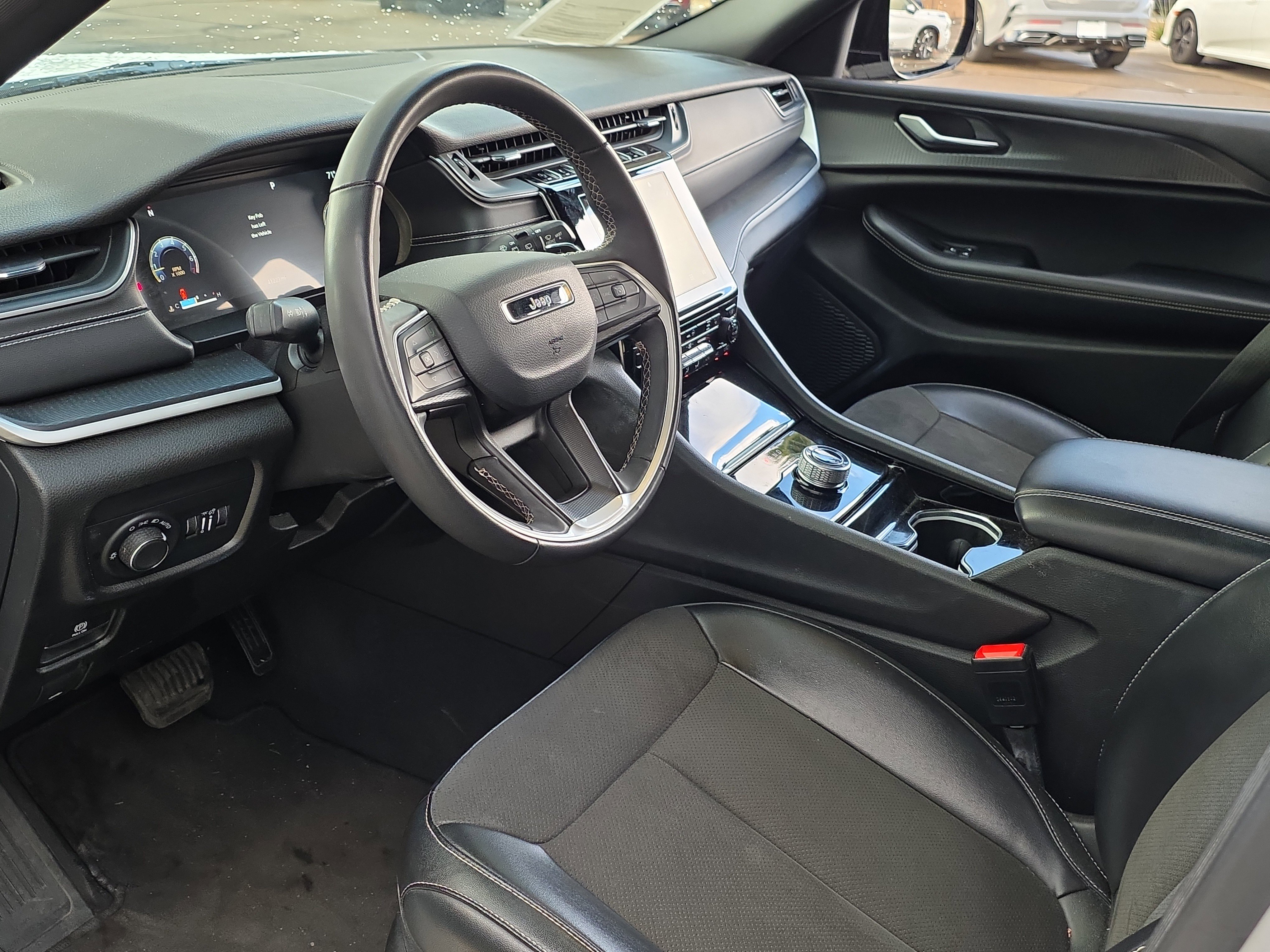 Used 2023 Jeep Grand Cherokee L Laredo image 12