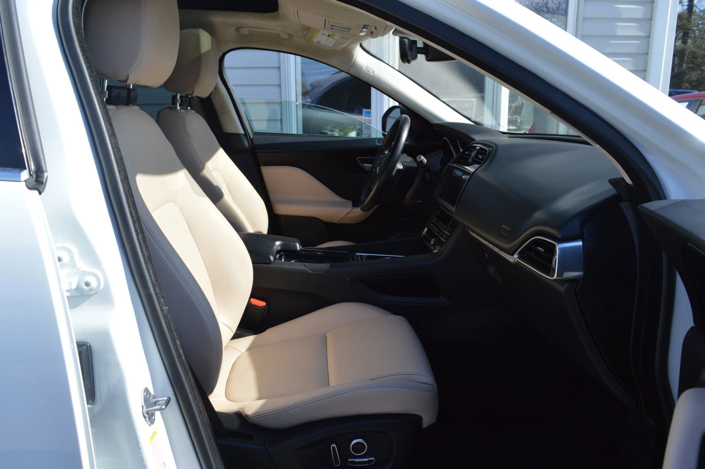 Used 2020 Jaguar F-PACE Premium image 18