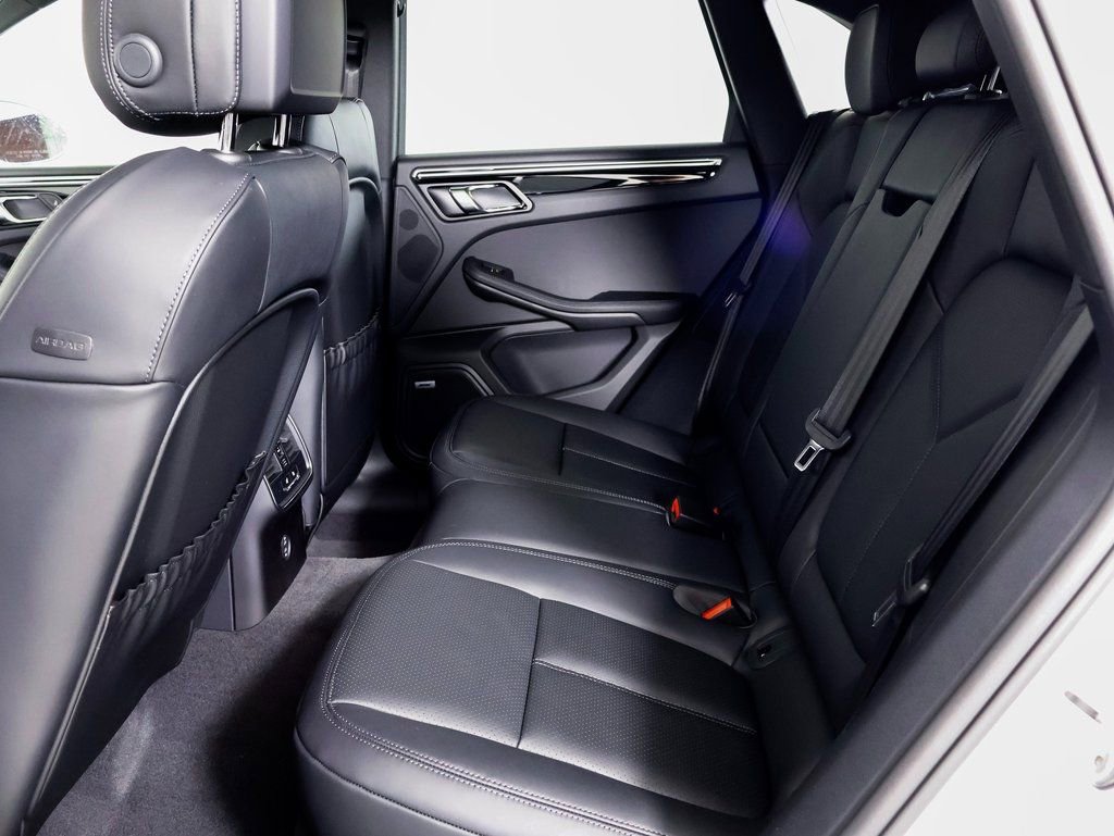 Certified 2025 Porsche Macan image 9