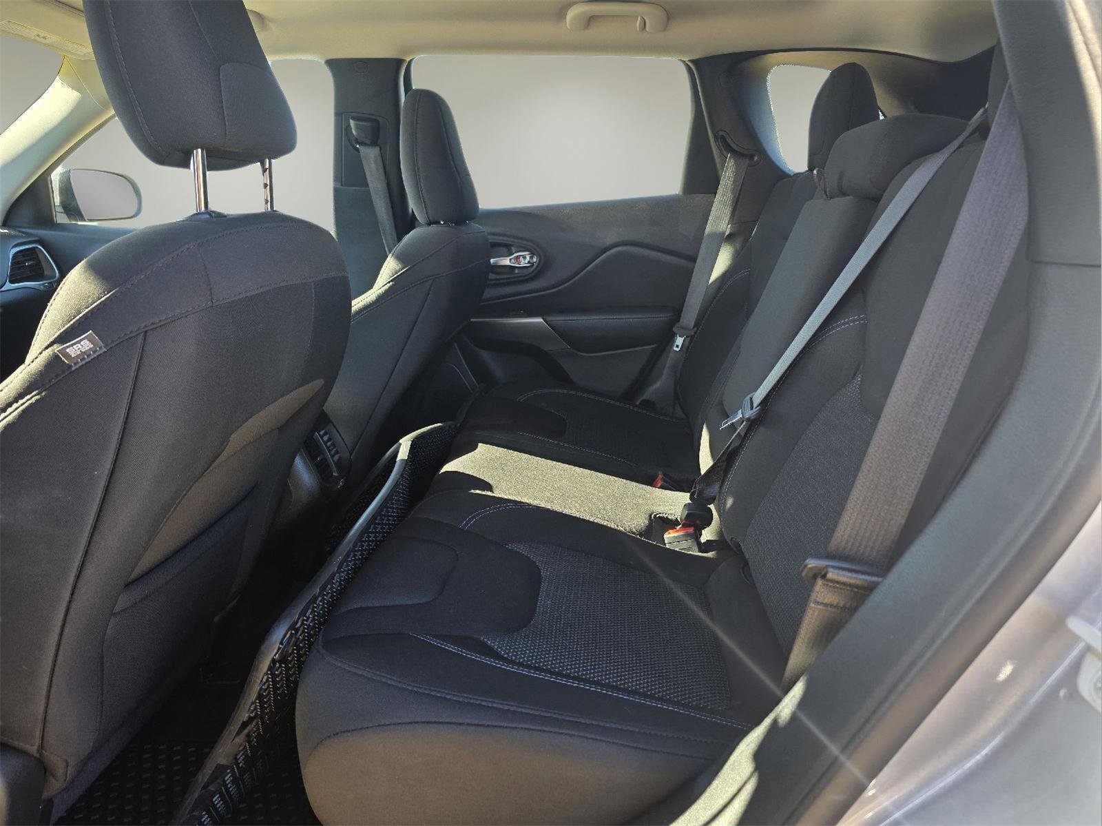 Used 2020 Jeep Cherokee Latitude w/ Cold Weather Group image 5