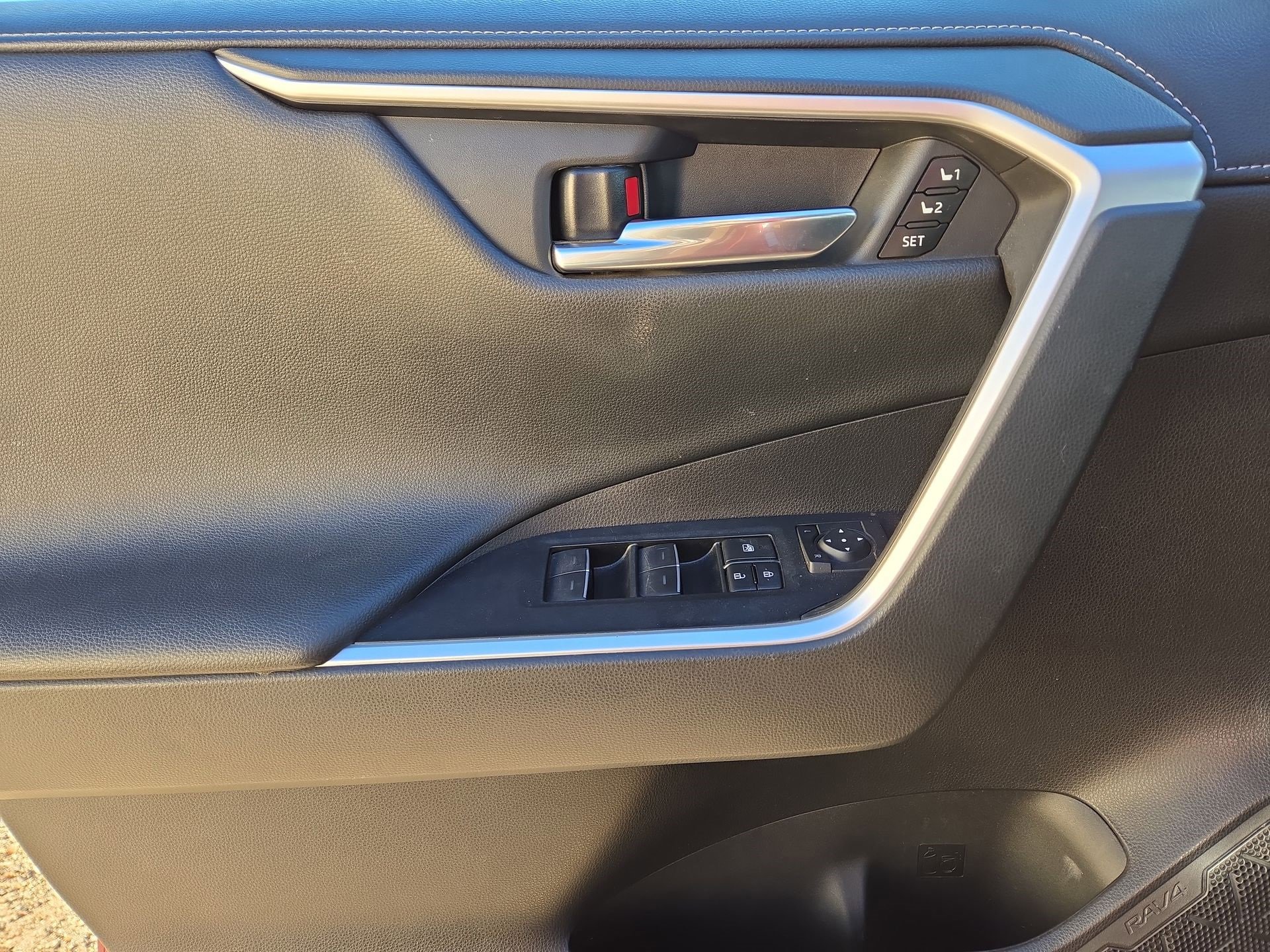 Used 2022 Toyota RAV4 Limited image 15