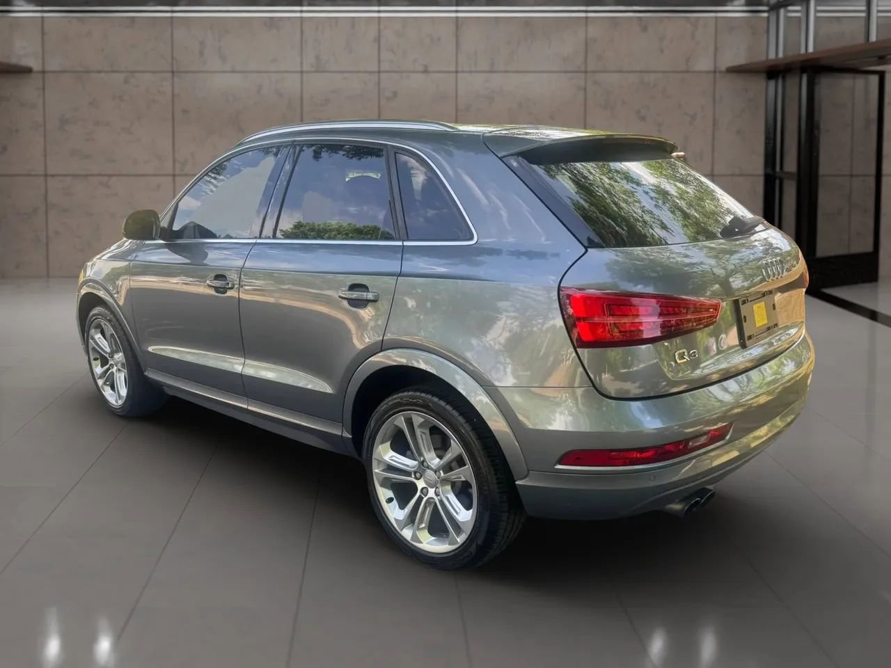 Used 2017 Audi Q3 2.0T Premium Plus w/ Premium Plus Package FWD image 4