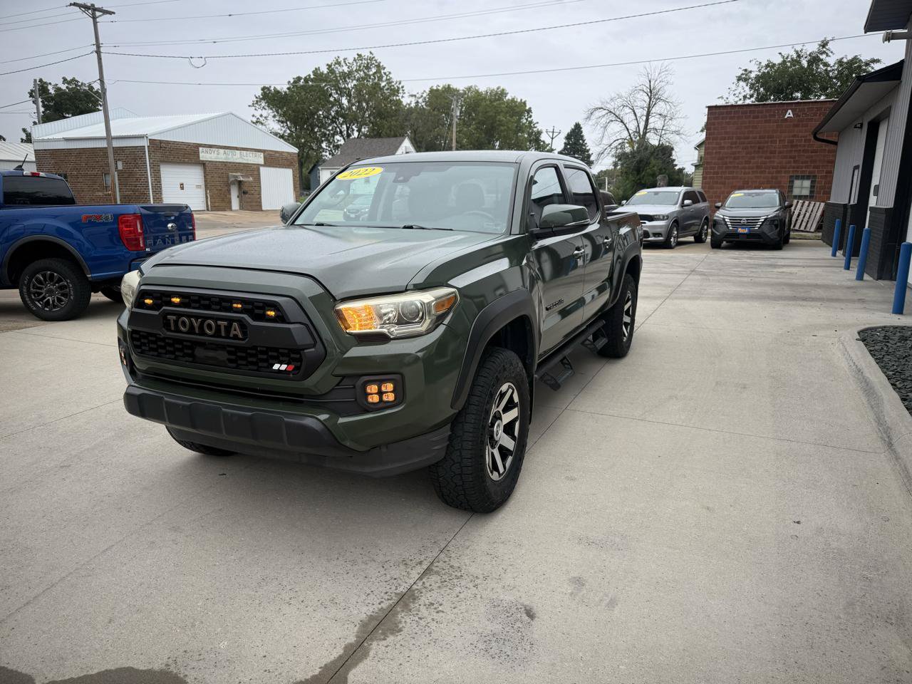 Used 2022 Toyota Tacoma SR5 w/ Trail Edition AWD/4WD image 3