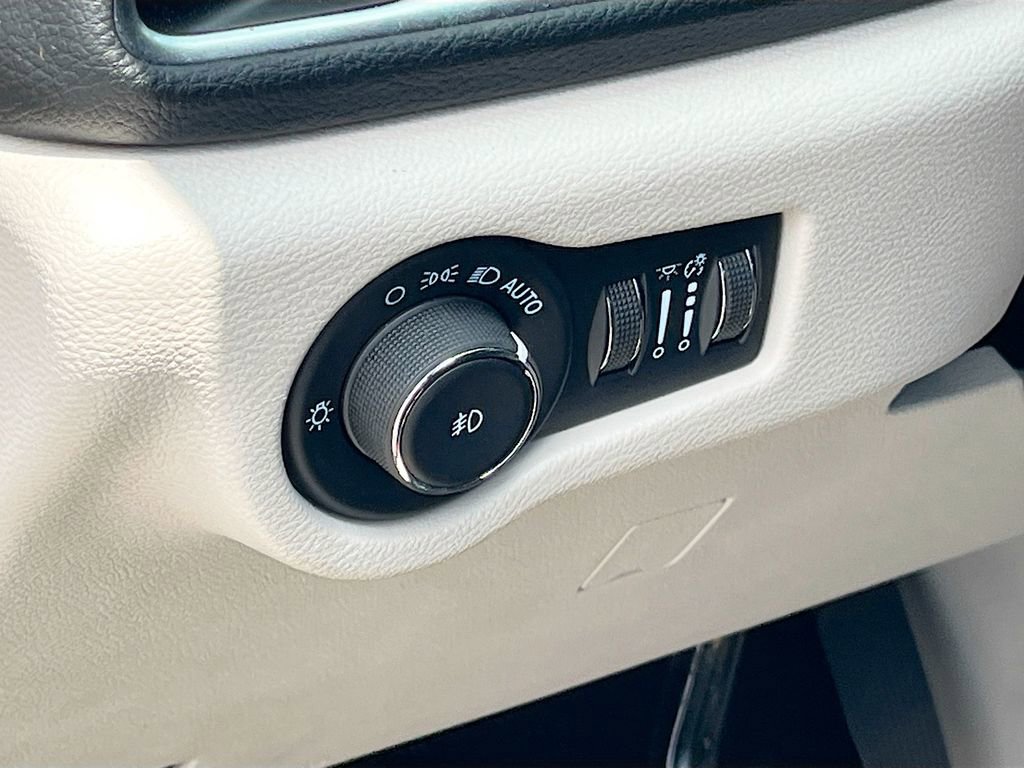Used 2022 Chrysler Pacifica Limited FWD image 10