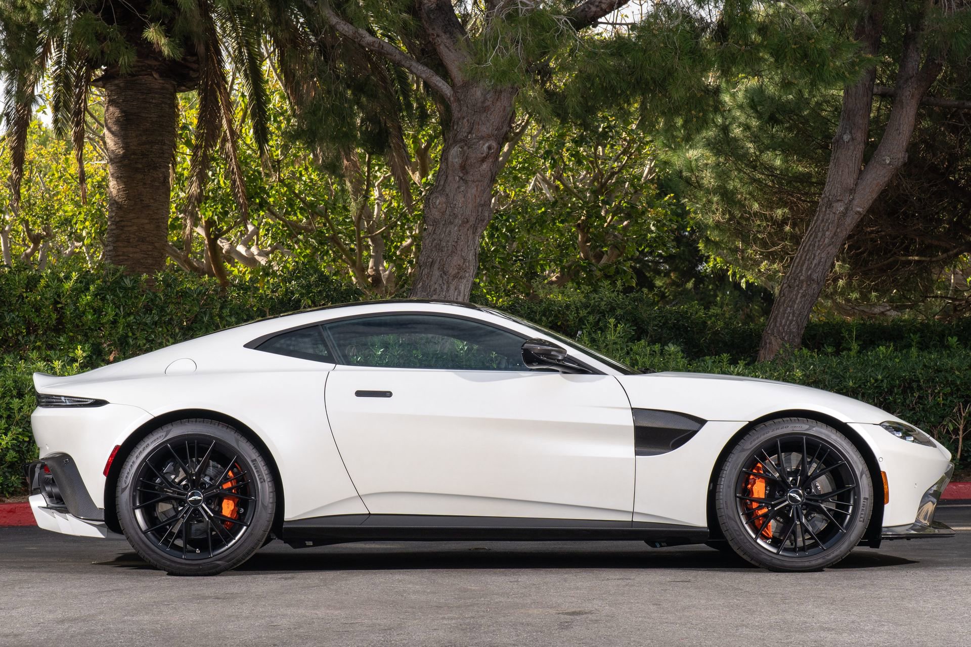 Used 2021 Aston Martin V8 Vantage Coupe RWD image 40