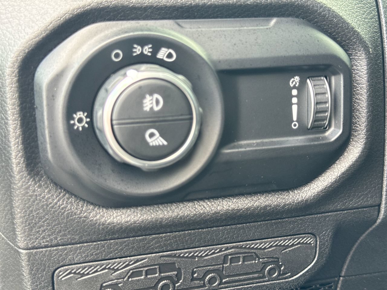 Used 2025 Jeep Gladiator Sport AWD/4WD image 16