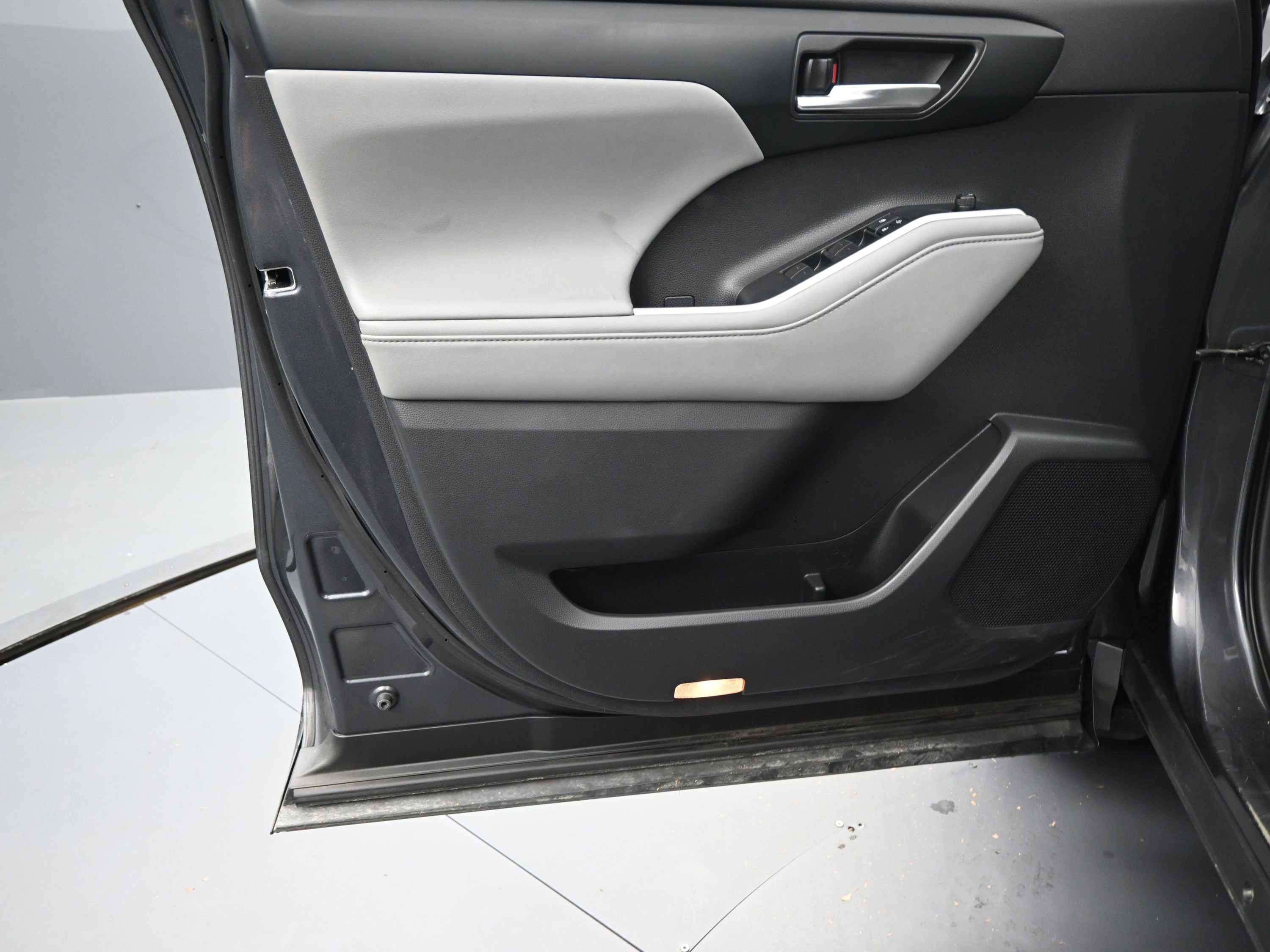 Used 2020 Toyota Highlander XLE image 16