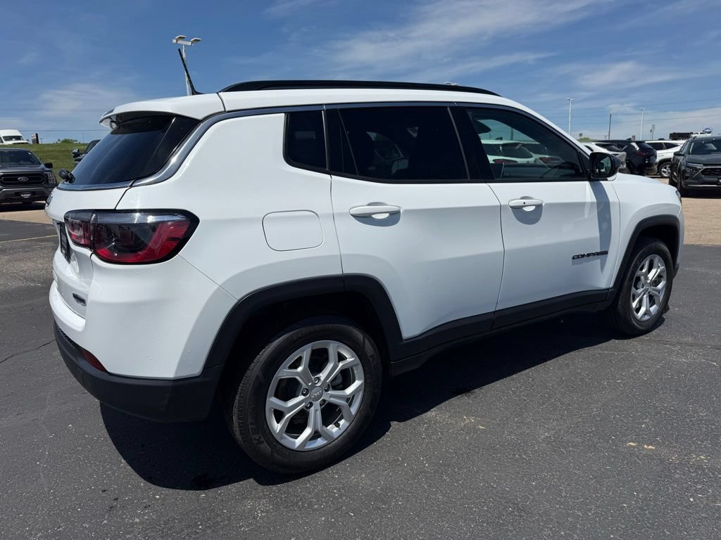 Used 2024 Jeep Compass Latitude AWD/4WD image 4
