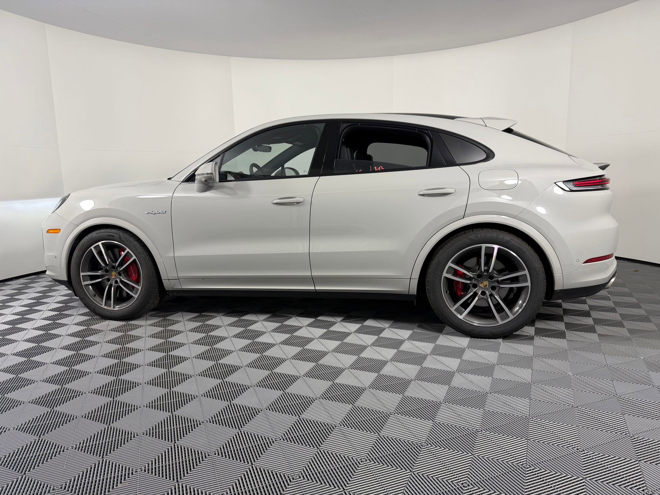 Certified 2024 Porsche Cayenne Turbo image 2