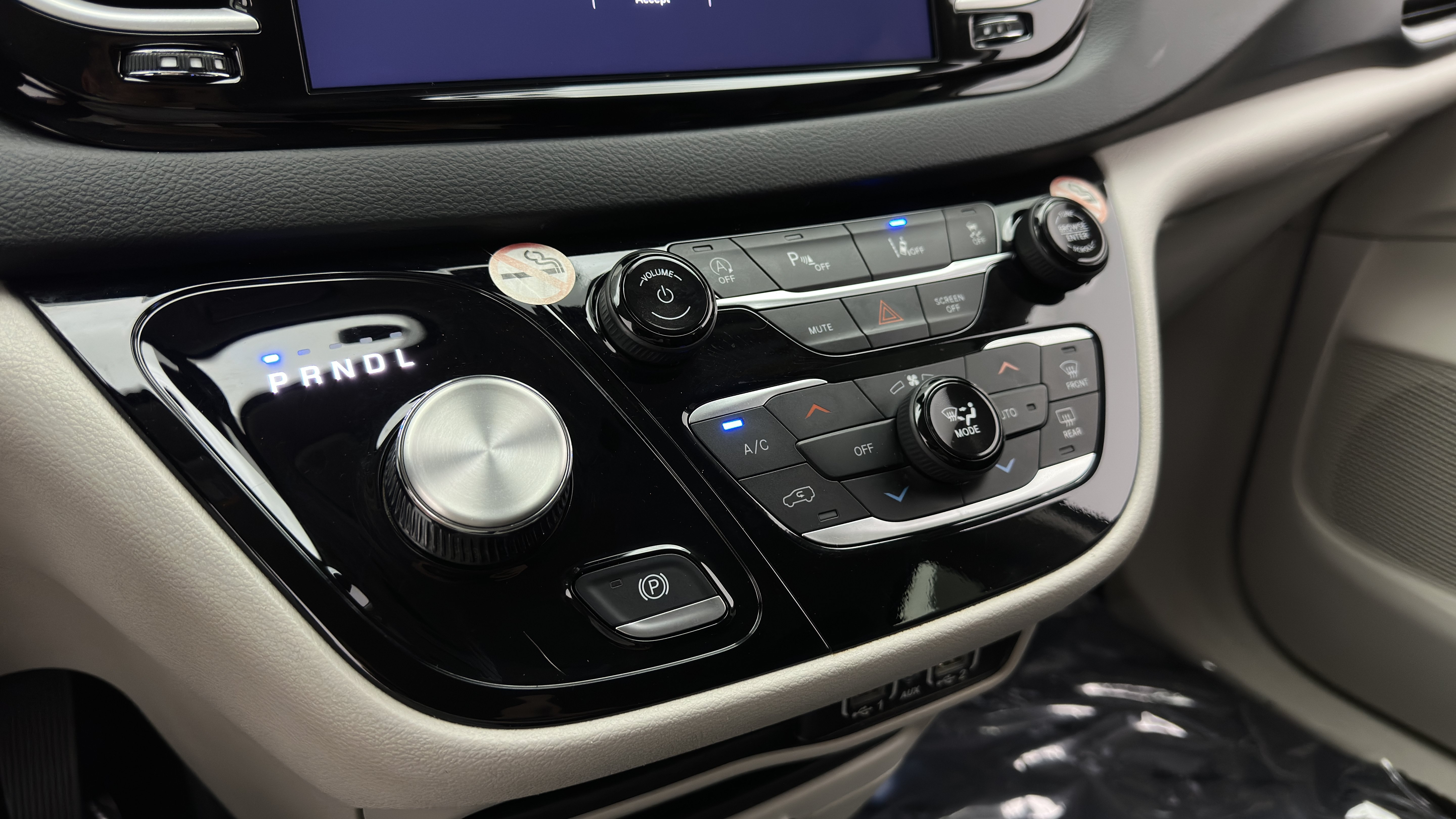 Used 2023 Chrysler Pacifica Touring-L FWD image 18
