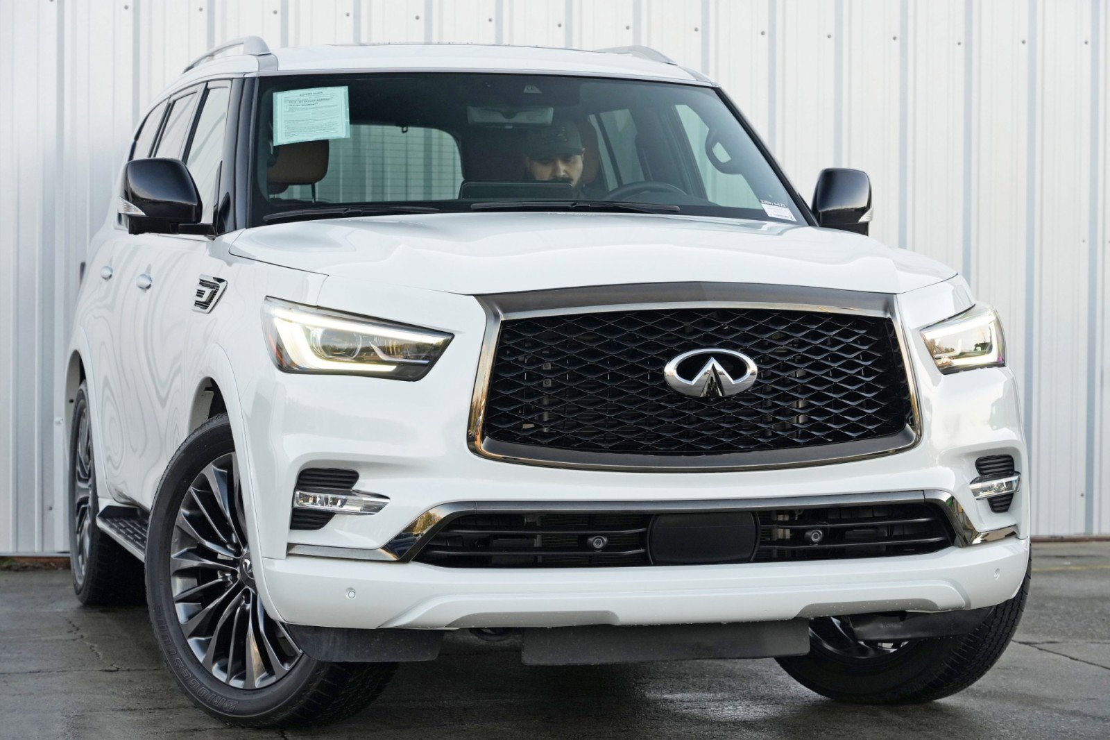 Used 2024 INFINITI QX80 Sensory AWD/4WD image 4