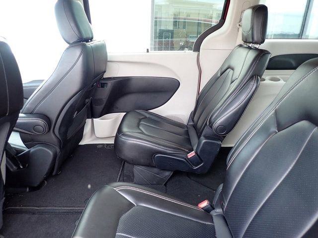 Used 2023 Chrysler Pacifica Touring-L image 9