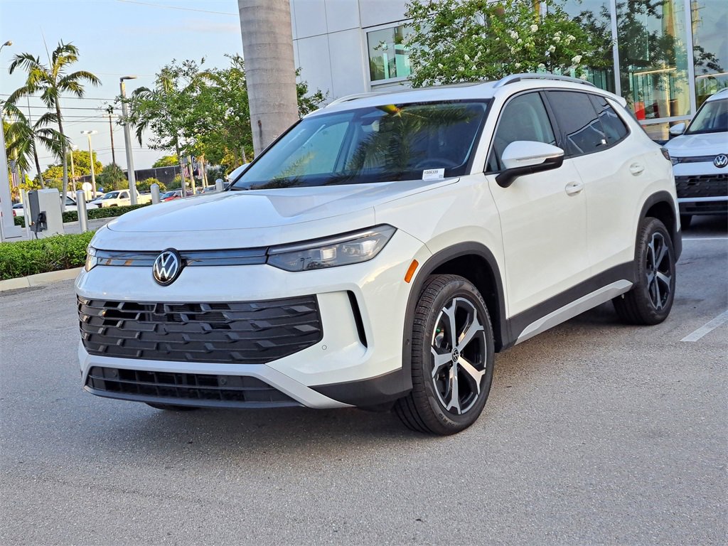 Used 2025 Volkswagen Tiguan SE image 3