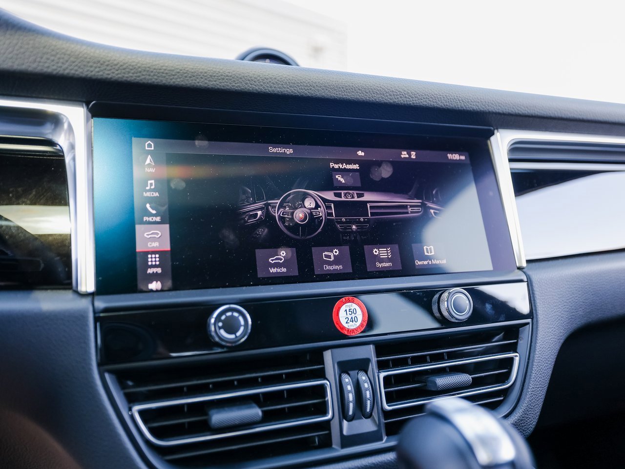 Certified 2025 Porsche Macan image 18