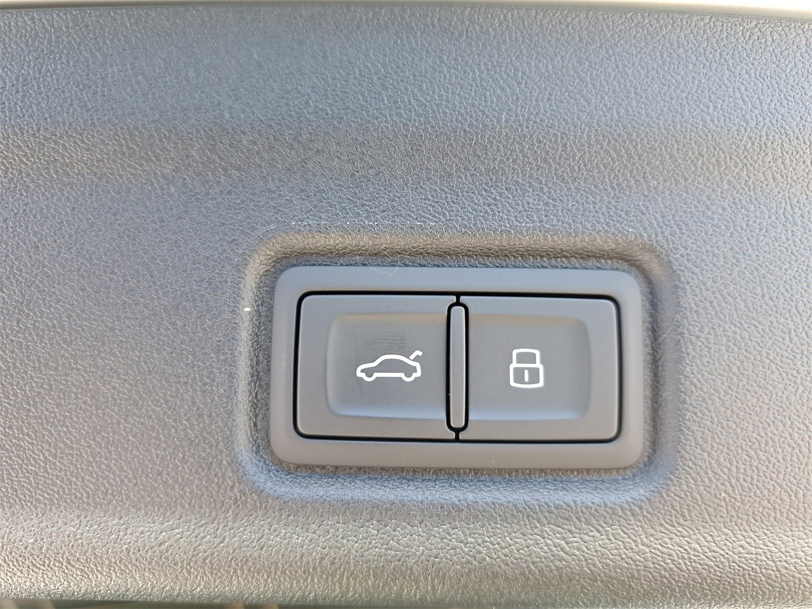 New 2025 Audi Q6 e-tron Premium image 13