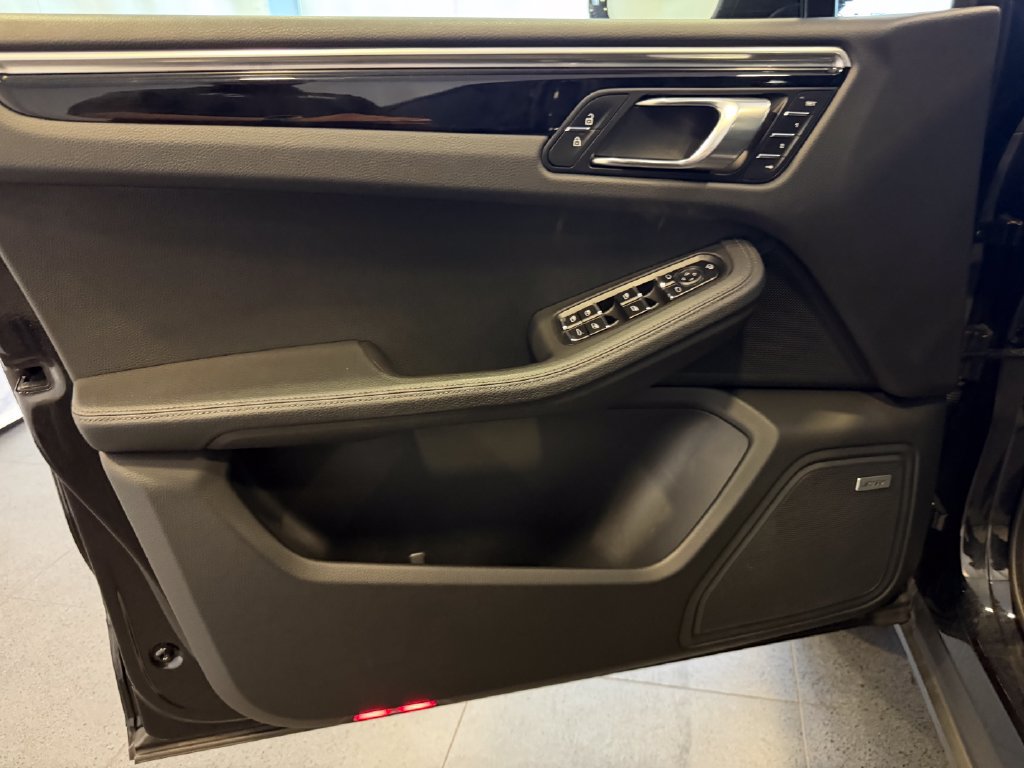 Certified 2023 Porsche Macan AWD/4WD image 15